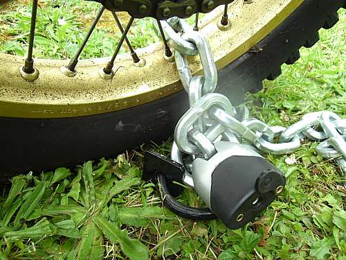 Honda mit Bodenanker und Kette